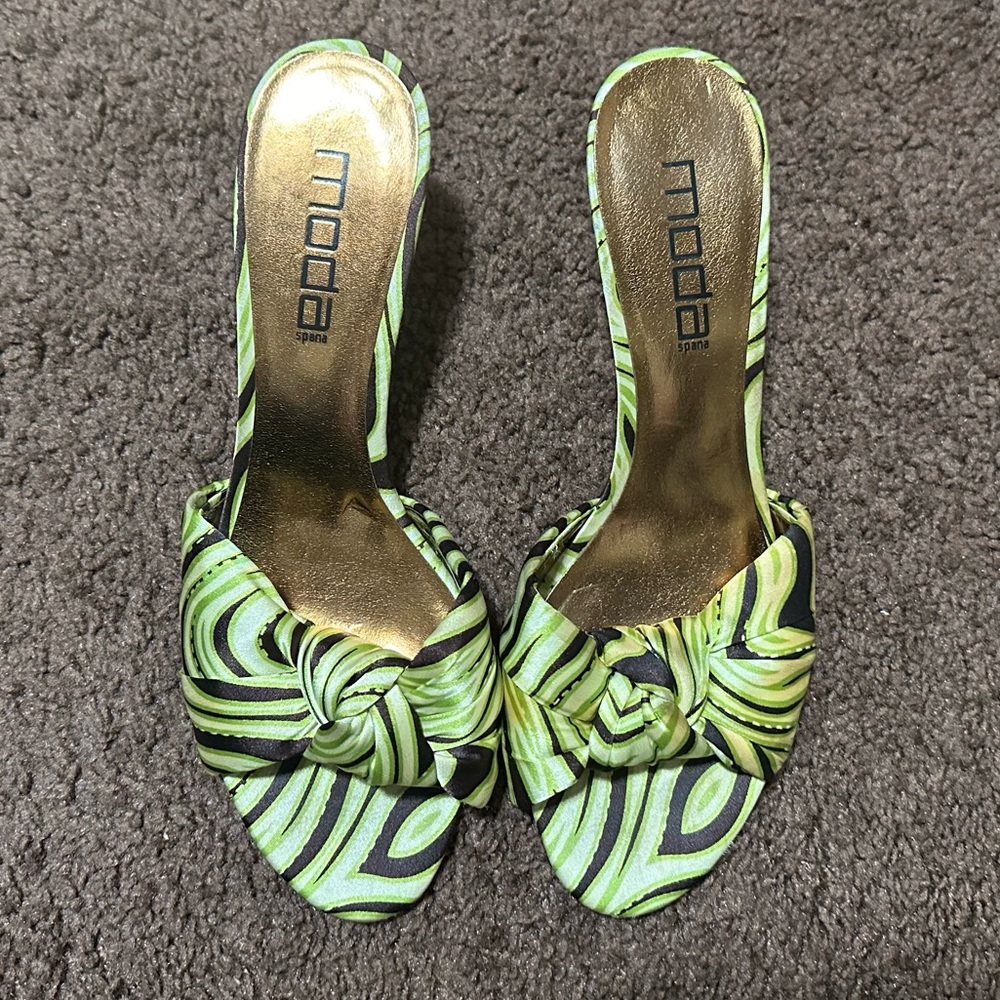 Green patterned satin kitten heels